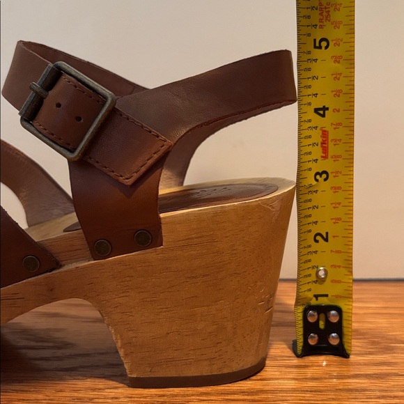 Madewell The Sigrid Strappy Clog Sandals in English Saddle - Picture 16 of 16